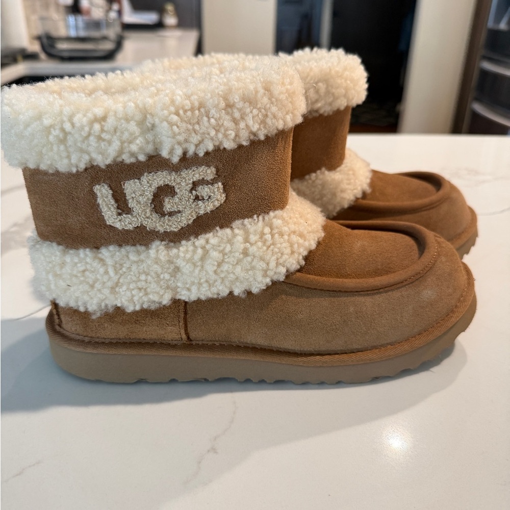 Brand New in box UGG Big Kids or Womens size 7 Brown and Cream Boots